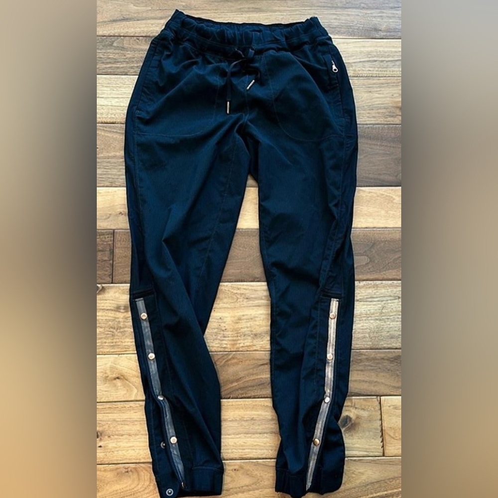 Like new Lululemon Var-City Track Pant Size 6 Black with gold hardware